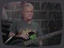 Flea, bassiste des Red Hot Chili Peppers, vous donne un cours de slap funk  la basse.