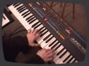 Dmonstration des possibilits sonores du synth Juno 106 sign Roland.