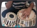 Venkat nous enseigne les bases du Tabla, percussion indienne.