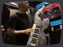 Jordan Rudess (Dream Theatre) nous fait une dmo des instruments virtuels Trilian et Omnisphere de Spectrasonics lors du NAMM 2010.